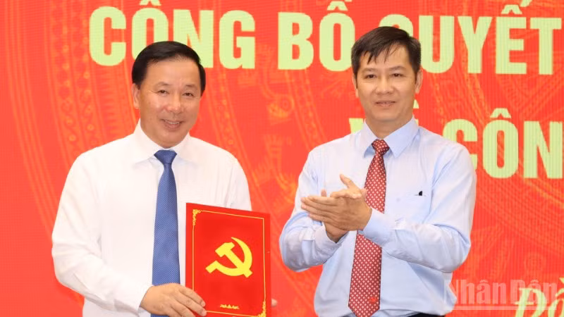 Đồng chí Nguyễn Thành Tâm trao quyết định cho đồng chí Nguyễn Văn Út.
