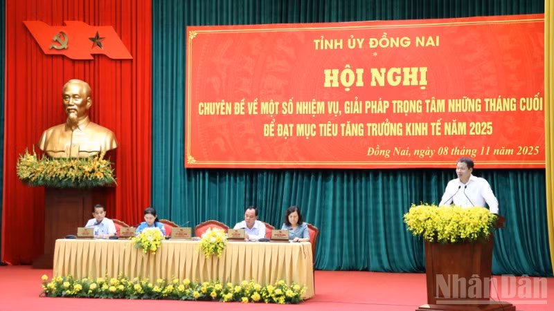 Bí thư Tỉnh ủy Đồng Nai Vũ Hồng Văn phát biểu tại hội nghị.