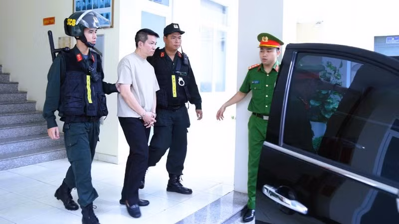 Lực lượng Công an dẫn giải bị can Nguyễn Quốc Vũ.