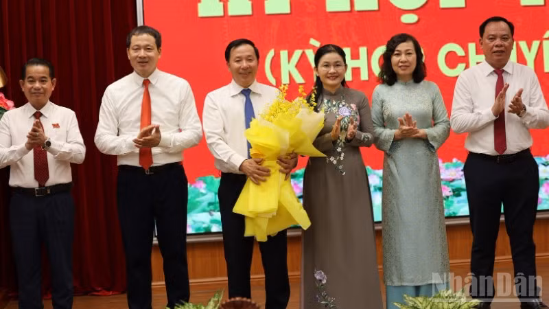 Các đồng chí trong tập thể Thường trực Tỉnh ủy Đồng Nai chúc mừng đồng chí Nguyễn Văn Út được bầu giữ chức Chủ tịch Ủy ban nhân dân tỉnh.