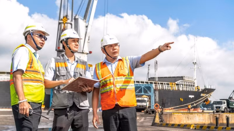 Nhân viên Cảng Đồng Nai điều phối xếp dỡ hàng hóa.