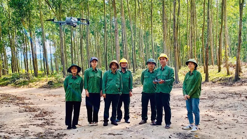 Sử dụng drone để tuần tra rừng tại Công ty TNHH Lâm nghiệp Sông Kôn. (Ảnh: GIZ/VŨ THÀNH)