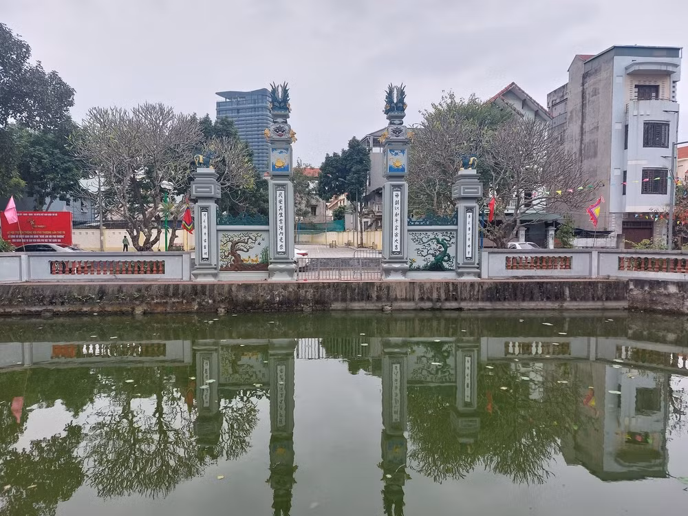 Cổng đình Phú Gia.