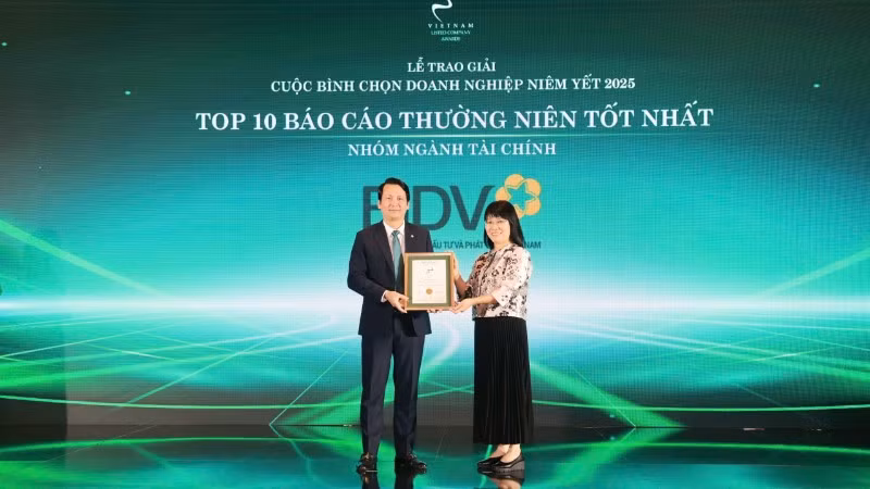Ông Trần Long - Phó Tổng Giám đốc BIDV đại diện nhận chứng nhận Top 10 Báo cáo thường niên tốt nhất nhóm ngành tài chính.