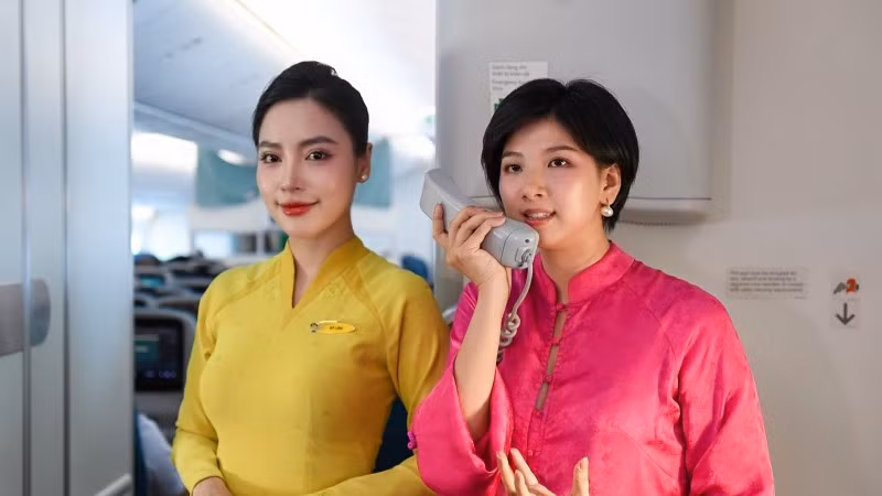 Nghệ sĩ mùi hương Rei Nguyễn trò chuyện cùng hành khách, kể lại câu chuyện mùi hương thương hiệu của Vietnam Airlines