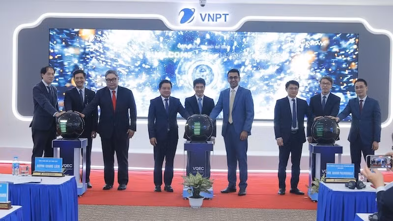 cac-dai-bieu-thuc-hien-nghi-thuc-ra-mat-ra-mat-trung-tam-xuat-sac-vnpt-qualcomm-vqec.jpg