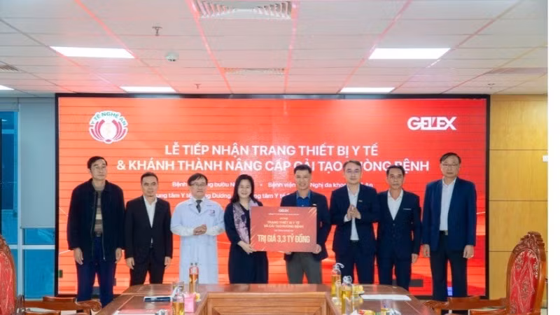 Ông Nguyễn Trọng Hiền-Chủ tịch Hội đồng quản trị Tập đoàn Gelex trao tặng gói thiết bị y tế và hỗ trợ nâng cấp phòng bệnh tại tỉnh Nghệ An.
