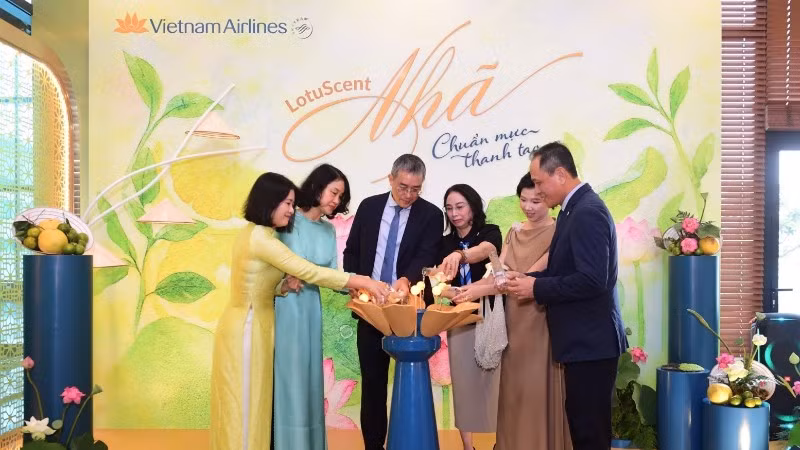 Các đại biểu thực hiện nghi thức công bố ra mắt mùi hương thương hiệu “Nhã” đánh dấu bước tiến trong hành trình nâng tầm trải nghiệm khách hàng của Vietnam Airlines.
