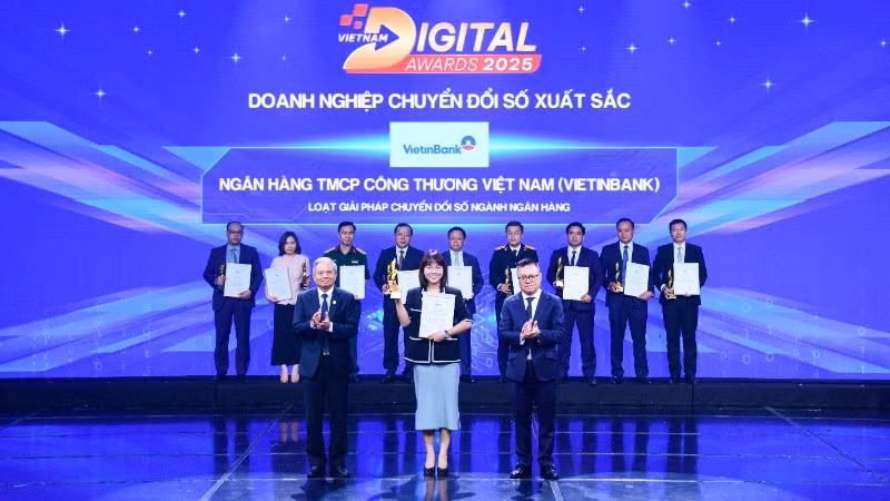 Bà Phùng Thu Hà, Trưởng Ban Chuyển đổi số VietinBank đại diện nhận giải thưởng Doanh nghiệp Chuyển đổi số xuất sắc 2025.