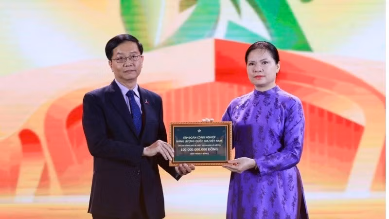 Tại lễ bế mạc Hội chợ mùa Thu lần thứ nhất - 2025, Petrovietnam đã trao ủng hộ đồng bào vùng lũ số tiền 100 tỷ đồng.