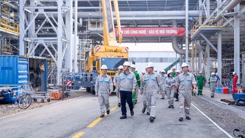 Đoàn công tác kiểm tra, thị sát thực địa tại công trường.