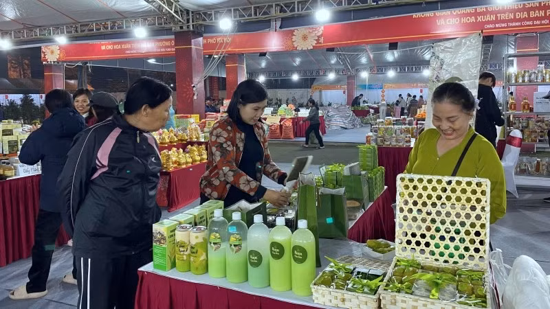 Người tiêu dùng tìm mua các sản phẩm phục vụ Tết tại chương trình.