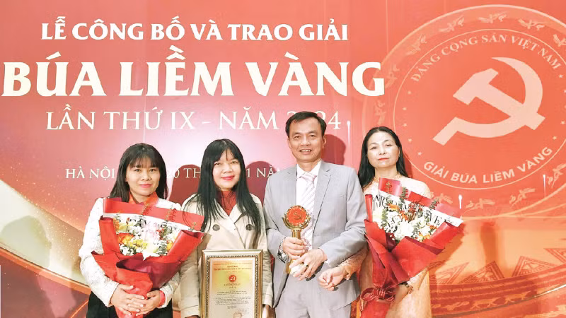 Nhà báo Lâm Quang Huy (thứ hai từ phải sang) cùng đồng nghiệp Báo Nhân Dân nhận Giải A Giải Báo chí toàn quốc về xây dựng Đảng (Giải Búa liềm vàng) năm 2024.
