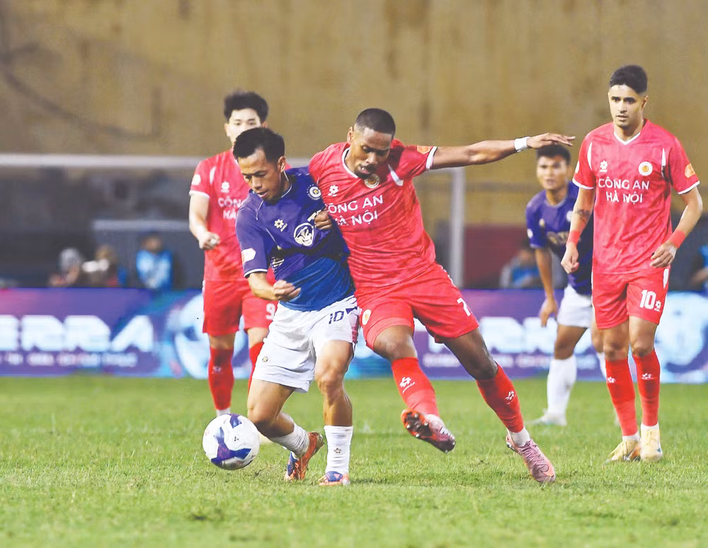 Đội Hà Nội FC (áo tím) giành chiến thắng trước đội Công an Hà Nội với tỷ số 2-1. (Ảnh: TRẦN HẢI)