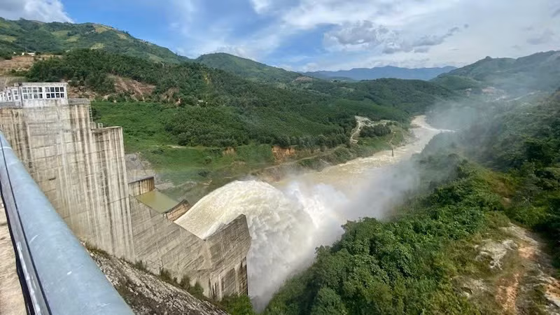 Hằng năm, mưa lớn kết hợp các nhà mày thủy điện ở thượng nguồn xả lũ gây thiệt hại nặng nề cho vùng hạ du.