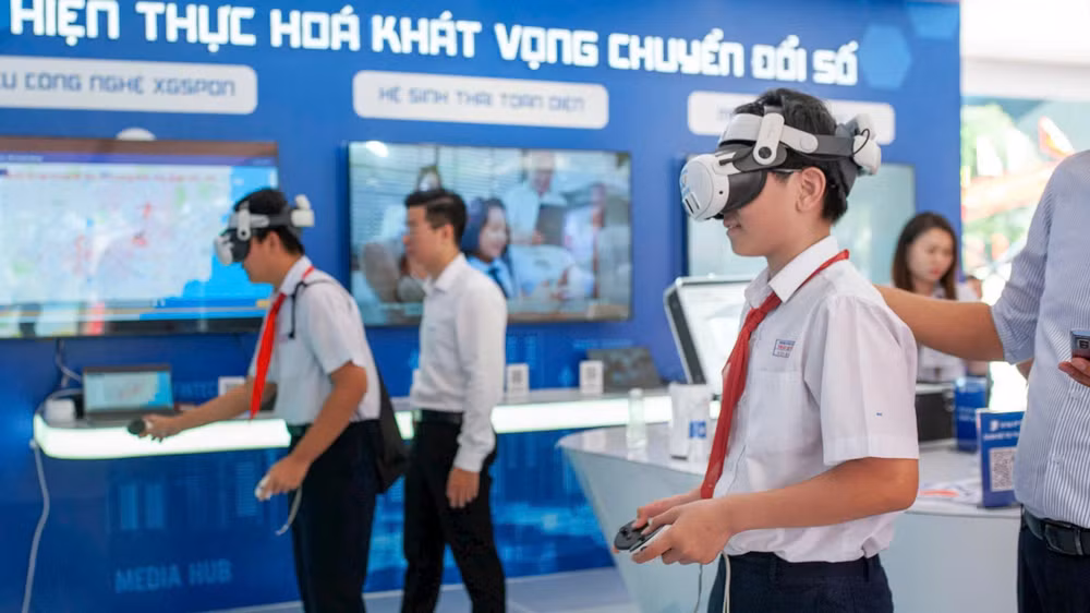 Học sinh trải nghiệm công nghệ thực tế ảo tại Triển lãm Đà Nẵng - Phát triển và Hội nhập.