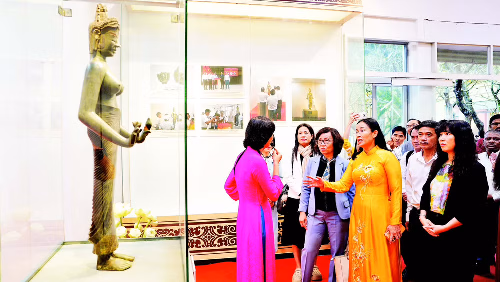 Du khách tham quan bản gốc tượng bảo vật quốc gia Bồ tát Tara tại không gian trưng bày “Bảo vật quốc gia-Di sản trong lòng Đà Nẵng”.