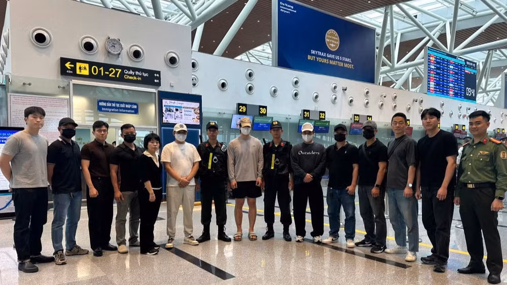 Lực lượng chức năng Việt Nam bàn giao 3 đối tượng truy nã cho Cảnh sát Hàn Quốc. (Ảnh: Công an cung cấp)
