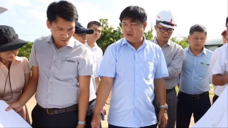 Chủ tịch Ủy ban nhân dân thành phố Đà Nẵng kiểm tra thực tế tại đoạn đường dẫn chưa khớp nối lên cầu Quảng Đà, sáng ngày 10/7. (Ảnh: MQ)