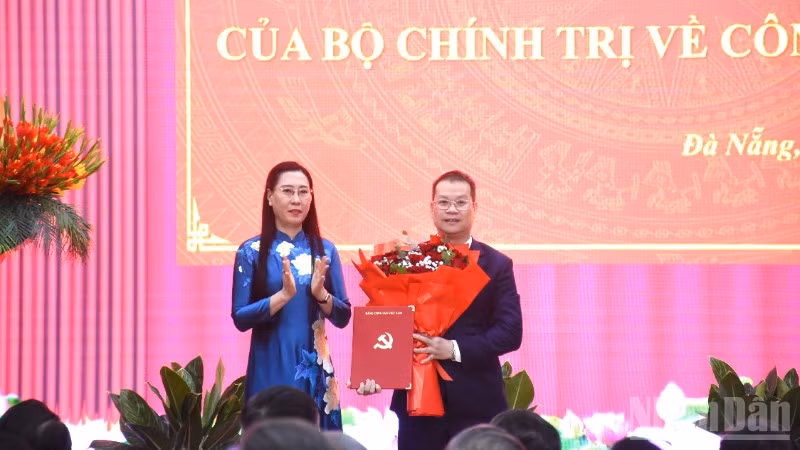 Phó Trưởng Ban Tổ chức Trung ương Bùi Thị Quỳnh Vân trao quyết định cho tân Phó Bí thư Thành ủy Đà Nẵng Nguyễn Mạnh Hùng. (Ảnh: ANH ĐÀO)