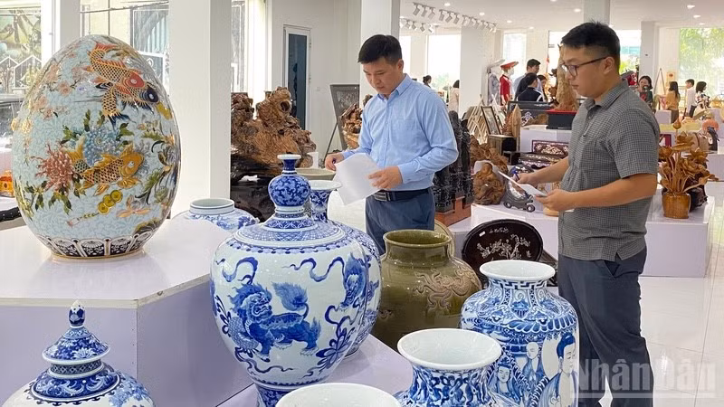 Các thành viên Ban giám khảo cuộc thi tiến hành chấm điểm mẫu thiết kế.