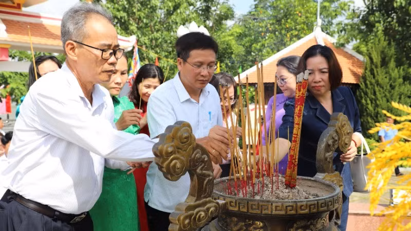 Các đại biểu dâng hương tưởng nhớ, tri ân công lao của Lễ Thành hầu Nguyễn Hữu Cảnh tại Lễ giỗ ngày 30/6.