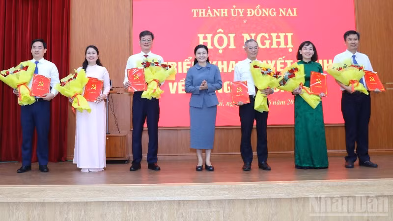 Đồng chí Tôn Ngọc Hạnh, Ủy viên Trung ương Đảng, Phó Bí thư Thường trực Thành ủy, Chủ tịch Hội đồng nhân dân thành phố Đồng Nai trao quyết định cho các cán bộ.