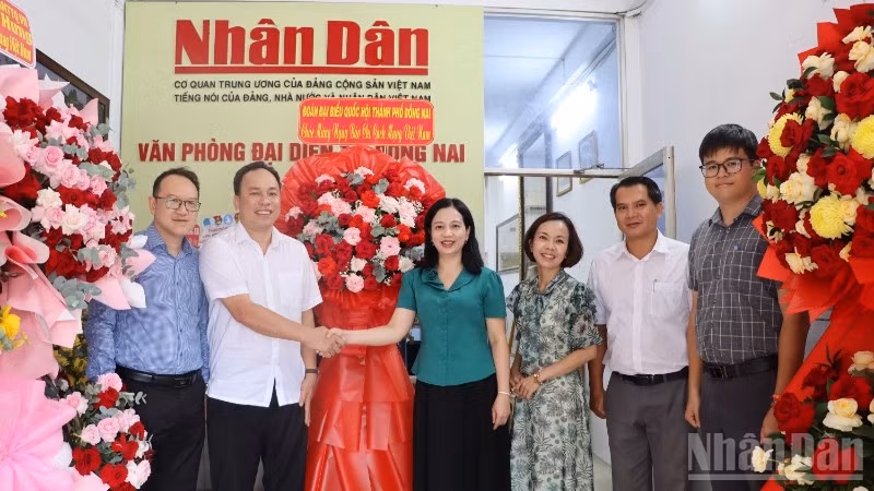 Lãnh đạo Đoàn đại biểu Quốc hội thành phố Đồng Nai chúc mừng Văn phòng đại diện Báo Nhân Dân tại Đồng Nai nhân kỷ niệm 101 năm Ngày Báo chí Cách mạng Việt Nam.