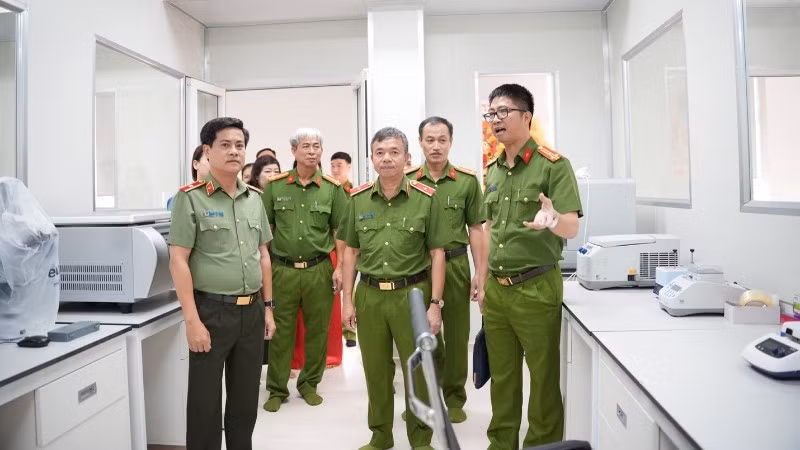 Thiếu tướng Nguyễn Tiến Nam, Viện trưởng Viện Khoa học Hình sự và Thiếu tướng Nguyễn Đức Hải, Giám đốc Công an thành phố Đồng Nai kiểm tra khu vực phòng giám định ADN.