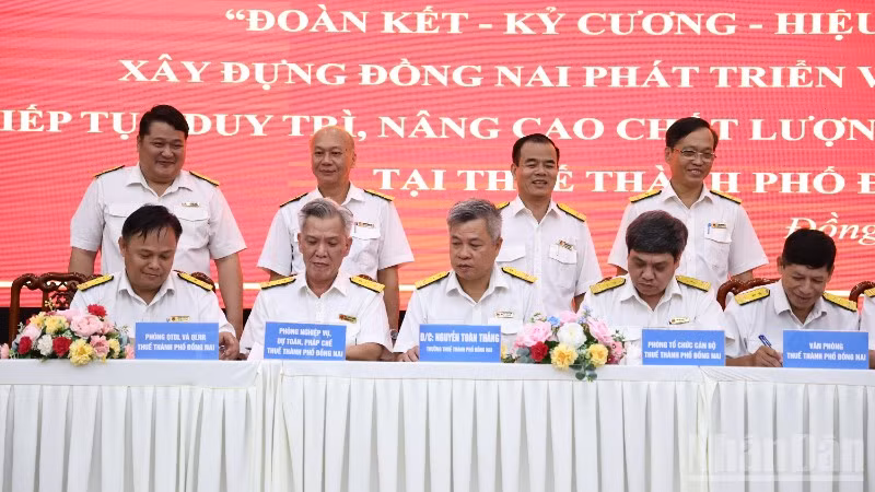 Trưởng Thuế thành phố Đồng Nai và trưởng các phòng ký kết giao ước thực hiện đợt thi đua.