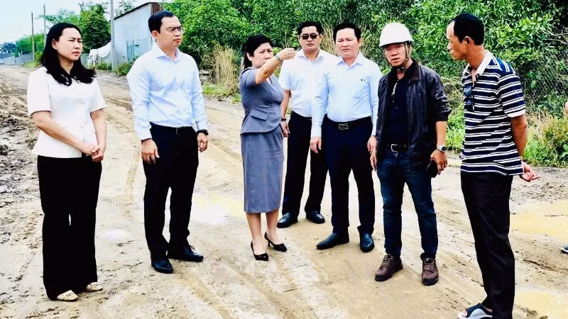 Lãnh đạo Đảng ủy, Ủy ban nhân dân phường Long Thành khảo sát khu vực đường hư hỏng do việc xe vận chuyển vật liệu các dự án trọng điểm.