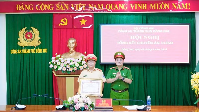 Đại tá Trần Anh Sơn, Phó Giám đốc Công an thành phố Đồng Nai, trao tặng Bằng khen của Chủ tịch Ủy ban nhân dân thành phố cho tập thể có thành tích xuất sắc tham gia triệt phá chuyên án.