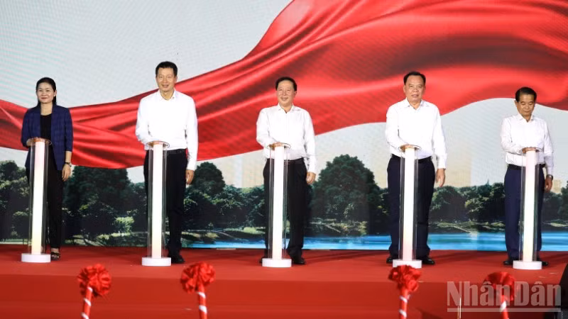 Các đồng chí lãnh đạo thành phố Đồng Nai thực hiện nghi thức khởi công xây dựng dự án nhà ở xã hội cho thuê Long Bình.