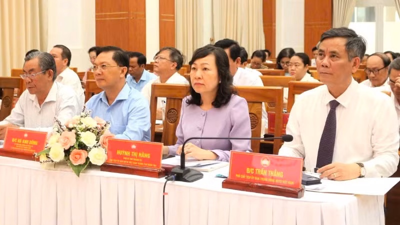 Phó Chủ tịch Ủy ban Trung ương Mặt trận Tổ quốc Việt Nam Trần Thắng cùng Phó Bí thư Thành ủy, Chủ tịch Ủy ban Mặt trận Tổ quốc Việt Nam thành phố Đồng Nai Huỳnh Thị Hằng và các đại biểu.