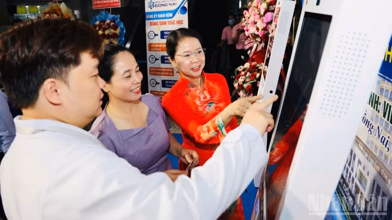Giám đốc Sở Y tế Đồng Nai Đỗ Thị Nguyên (giữa), cùng đại biểu trải nghiệm hệ thống nhận diện sinh trắc học ở Bệnh viện đa khoa Đồng Nai.
