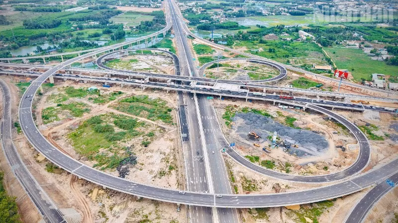 Nút giao Long Thành nối cao tốc Thành phố Hồ Chí Minh-Long Thành-Dầu Giây với cao tốc Biên Hòa-Vũng Tàu và Tuyến đường T2 sân bay Long Thành.