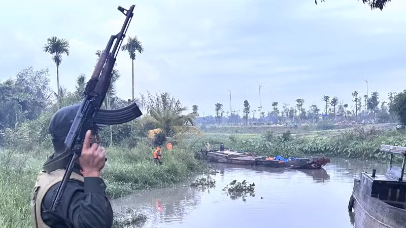 Công an thành phố Đồng Nai triệt phá một tụ điểm khai thác cát trái phép trên sông Đồng Nai.