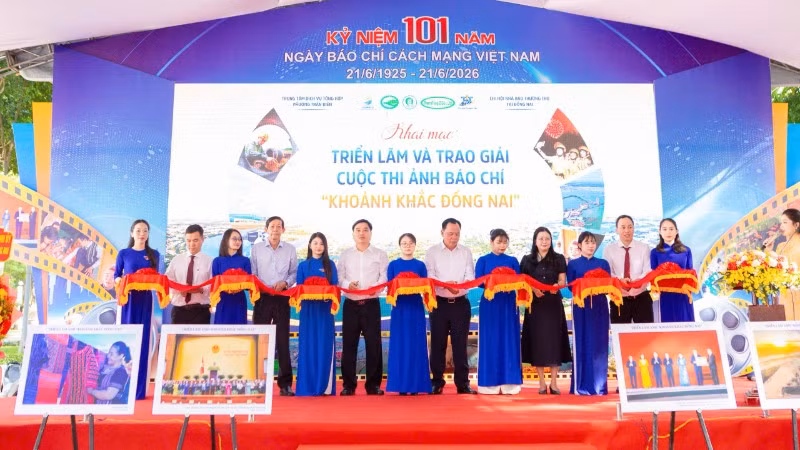 Phó Bí thư Thành ủy Đồng Nai Võ Tấn Đức cùng các đại biểu cắt băng khai mạc triển lãm ảnh.