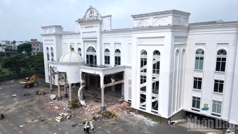Khu A với quy mô 5 tầng, diện tích 3.500m2 hoàn thành, đưa vào sử dụng nhiều năm qua tổ chức các sự kiện, tiệc cưới. Hiện, chủ đầu tư đang tự tháo dỡ công trình xây trái phép.