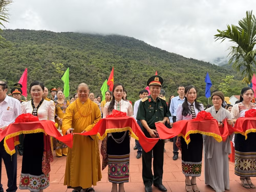 Lễ khánh thành Nhà bia tưởng niệm liệt sĩ xã Chiêu Lưu (Nghệ An), công trình có sự đóng góp, đồng hành của các tăng ni, phật tử. (Ảnh: HÀ NAM)
