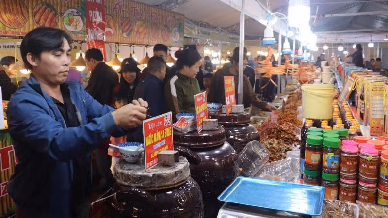 Hội chợ thu hút đông đảo doanh nghiệp, người tiêu dùng tham gia.