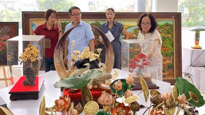 Ban giám khảo cuộc thi chấm điểm các tác phẩm tham gia. (Ảnh: NGUYÊN TRANG)