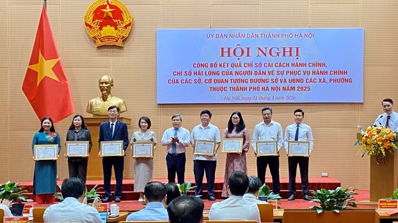 Chủ tịch Ủy ban nhân dân thành phố Hà Nội Vũ Đại Thắng trao bằng khen cho các đơn vị xếp hạng cao trong công tác cải cách hành chính năm 2025.
