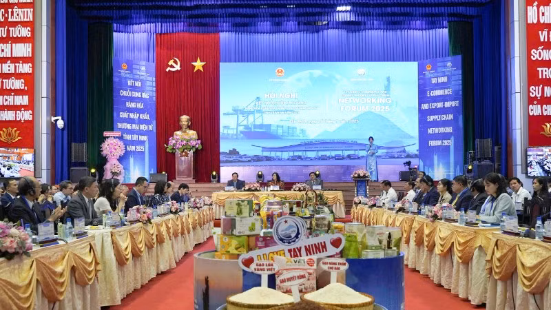 Hội nghị “Kết nối chuỗi cung ứng hàng hóa xuất nhập khẩu, thương mại điện tử tỉnh Tây Ninh 2025”. (Ảnh: BCT)
