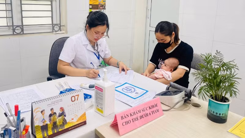 Bàn khám sức khỏe cho trẻ dưới 6 tuổi trên địa bàn xã Ô Diên.