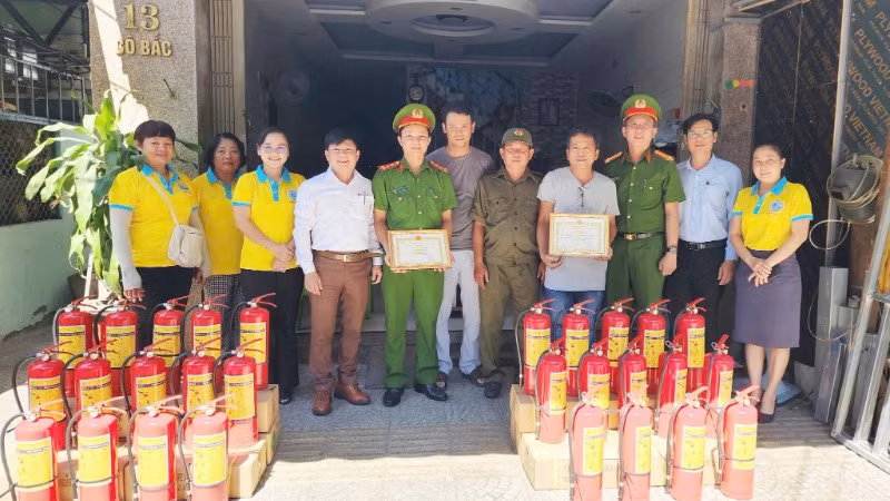 Chủ tịch Ủy ban nhân dân phường Hải Châu Nguyễn Văn Duy và lãnh đạo phường thăm, động viên, tặng Giấy khen cho các cá nhân, tập thể ngày 11/8. (Ảnh: AD)