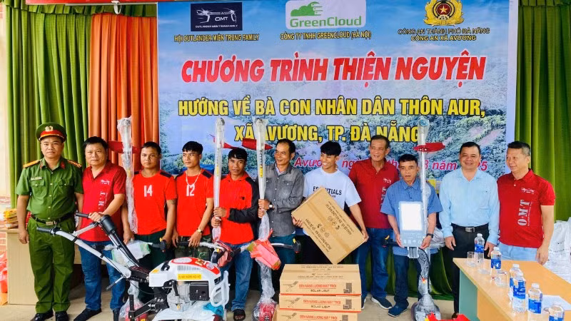 Những món quà ý nghĩa được trao tặng tới bà con đồng bào Cơ tu tại thôn Aur, xã A Vương, thành phố Đà Nẵng. (Ảnh: PHẠM THỦY)