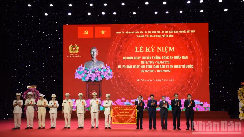 Thành phố Đà Nẵng trao tặng bức trướng chúc mừng Công an thành phố Đà Nẵng nhân lễ kỷ niệm 80 năm Ngày truyền thống Công an nhân dân Việt Nam (19/8/1945-19/8/2025). (Ảnh: ANH ĐÀO)