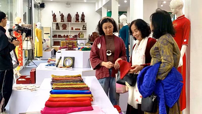 Nhiều mẫu sản phẩm từ lụa, thêu ren, vải trưng bày tại triển lãm.