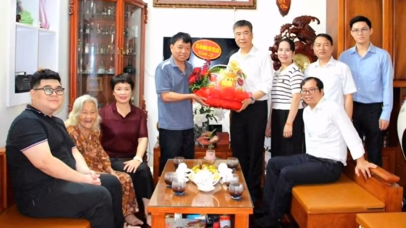 Đoàn trao quà thăm hỏi cho gia đình cán bộ có thân nhân là liệt sĩ đang công tác tại Tòa.